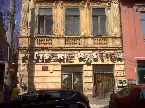 Fatada unei cladiri istorice din Romania