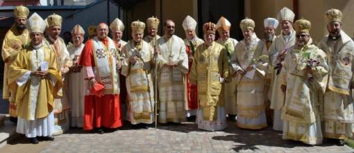Grupul Ierarhilor prezenti la consacrarea Episcopiei  Greco-Catolice a Bucurestilor. 30 August 2014