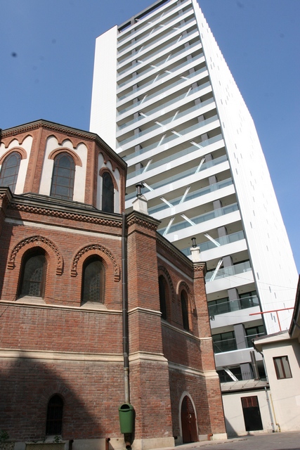 E-atat de simplu pentru oamenii de stiinta sa calculeze efectele pe care tangajul cladirii mari le vor avea fata de cladirea mai mica ... Care va fi insa pretul nepasarii noastre?