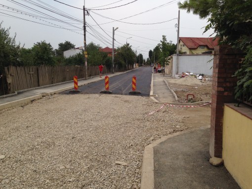 Aici nu s-a terminat un drum. AIci s-a terminat o zi de muncă (adică un timp) sau s-a terminat un buget (adică o resursă) ... Așa am inventat, cu mult timp înainte de-a se întâmpla, ”venirea americanilor”!